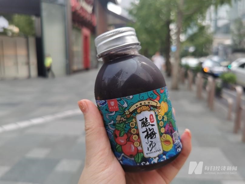 一杯熬夜水半年單店賣出1.6萬杯  同仁堂“知嘛健康”等超20個茶飲品牌盯上“養(yǎng)生”溢價 第3張